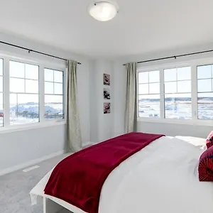 New With Ac, Patio And Netflix Holiday home Calgary