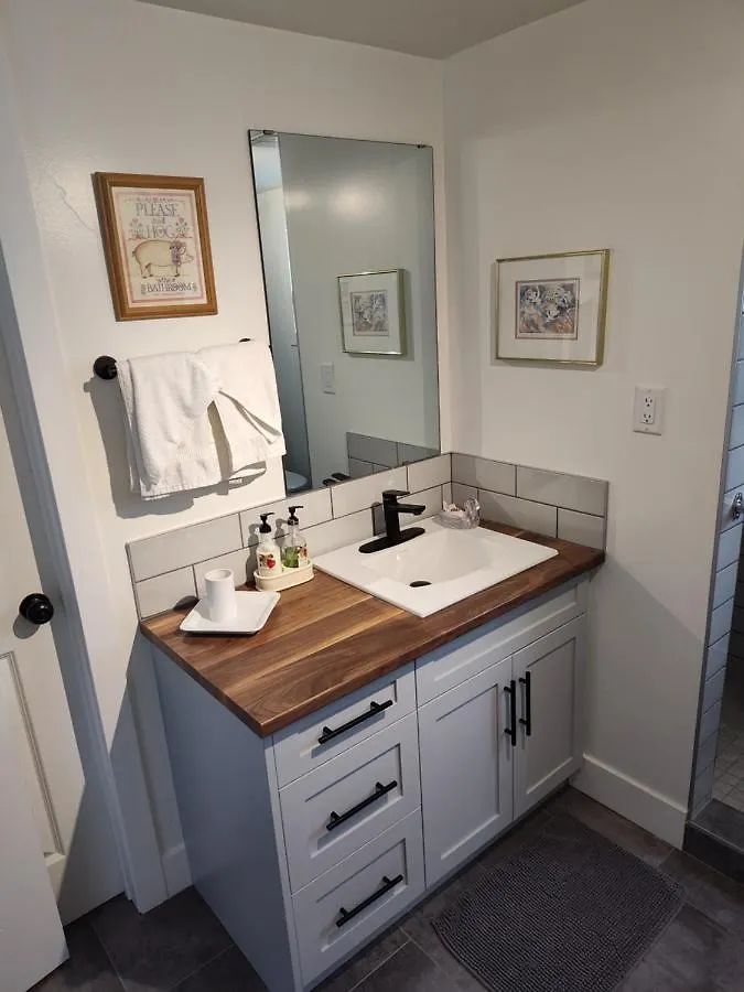 Tranquil & Tasteful One Bdrm Private Suite Ne Edmonton 0*,